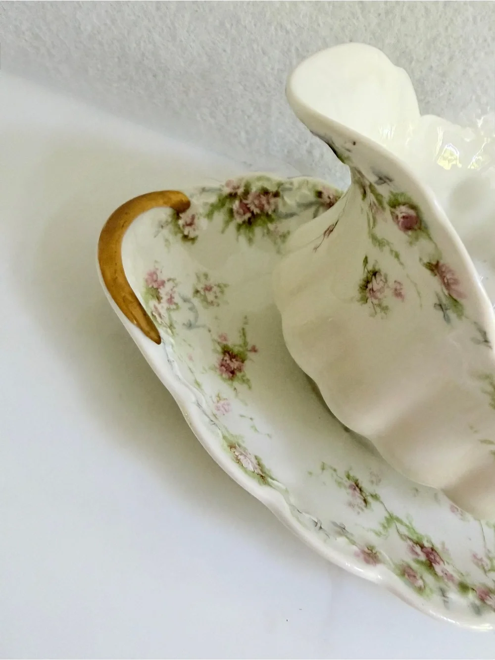Theodore Haviland Limoges Schleiger 142 gravy boat with attached underplate 1903
